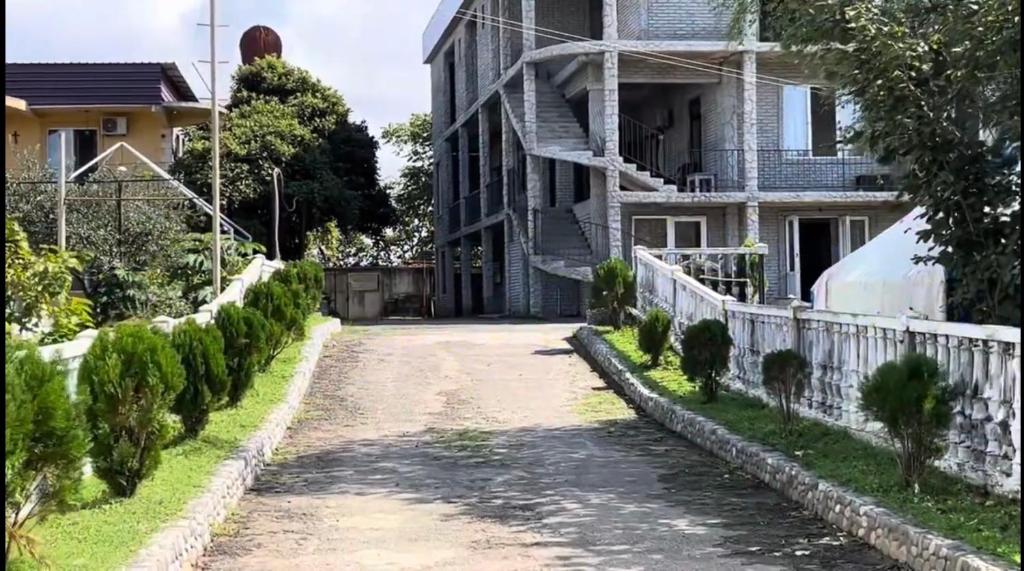 コブレチにあるOK house!の家の前の空き道