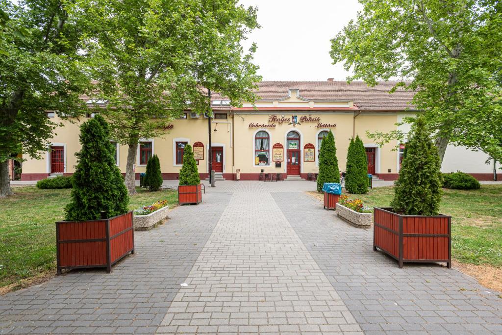 Fényes Vendéglő és Panzió 6913 Csanádpalota, Kelemen László tér kép - 1