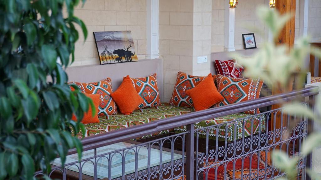 una fila de almohadas en un banco en una tienda en RIAD KALE POLIS en Marrakech