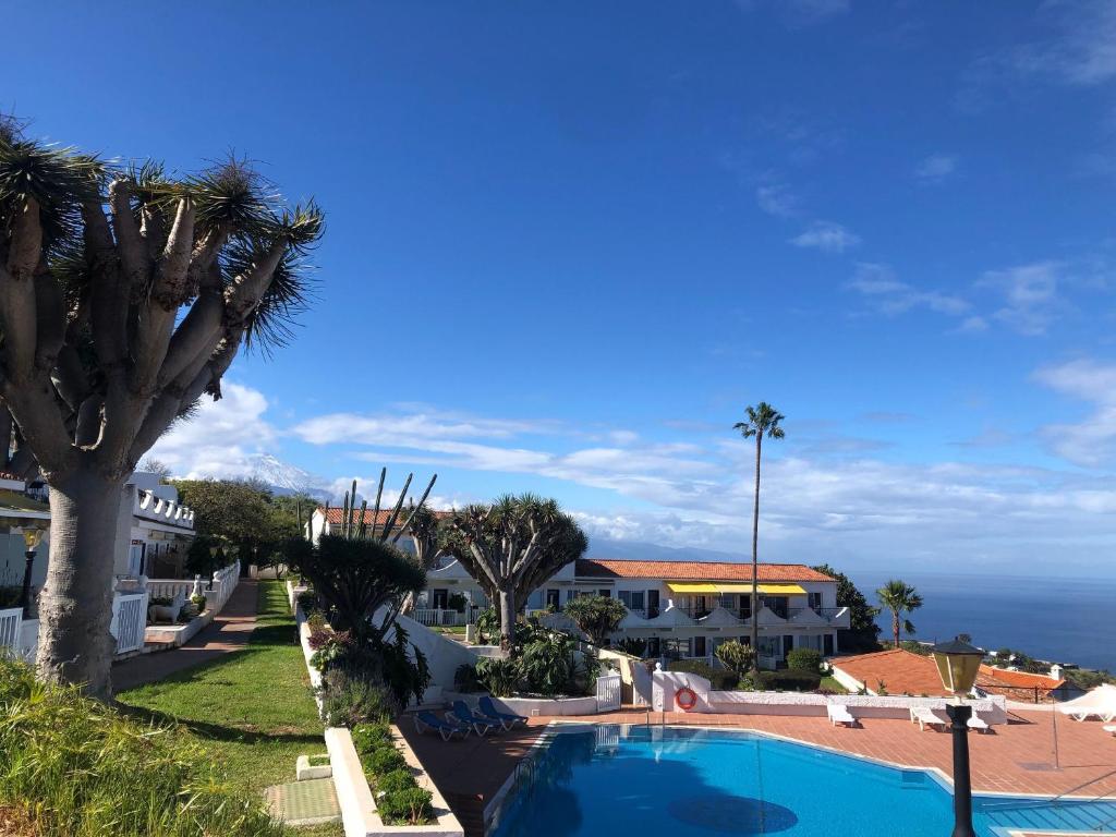 Blick auf ein Resort mit Pool in der Unterkunft Oceanview Mesa del Mar in Santa Cruz de Tenerife