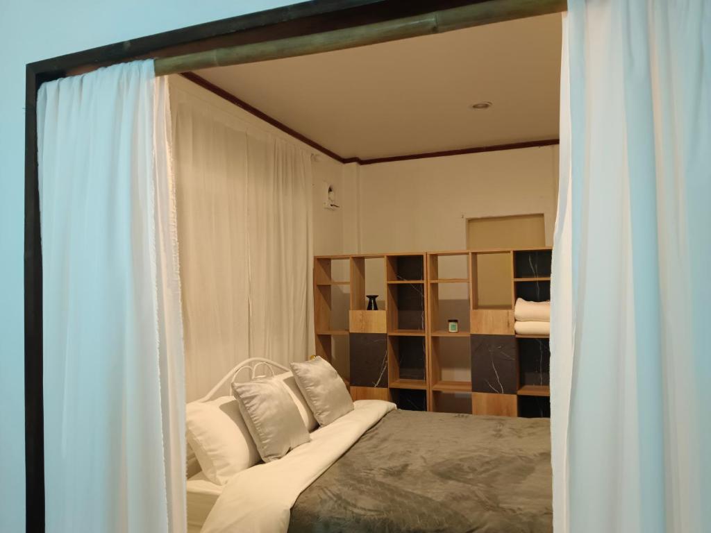 Postel nebo postele na pokoji v ubytování Tiki Bar-KanTiang Guesthouse