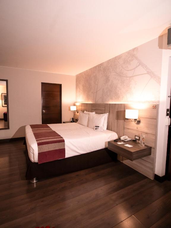 Postel nebo postele na pokoji v ubytování Aku Hotels
