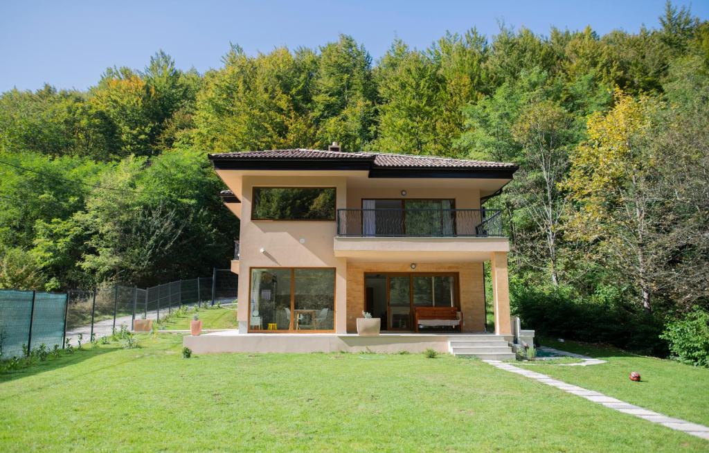 una casa en la cima de una colina con árboles en Villa Rivus, en Sarajevo