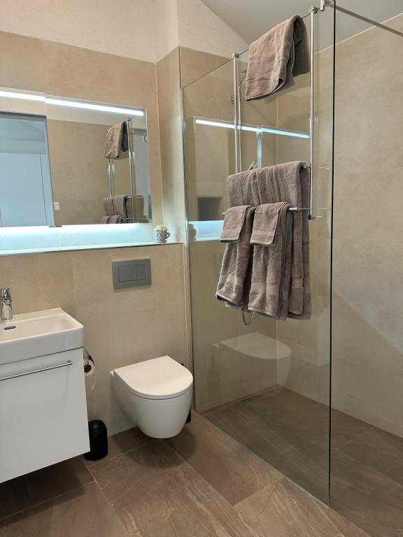Koupelna v ubytování Neue Einzimmer Dachwohnung