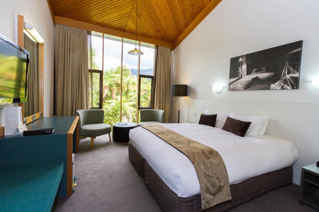 Postel nebo postele na pokoji v ubytování Scenic Hotel Franz Josef Glacier