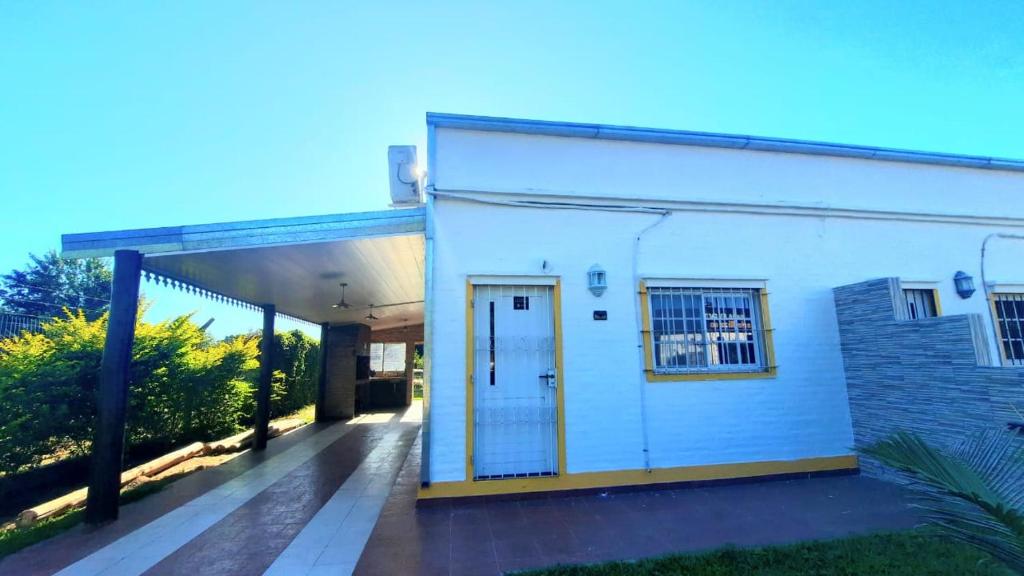 - un bâtiment blanc avec une porte dans l'établissement CABAÑAS HORNERO, à San José del Rincón