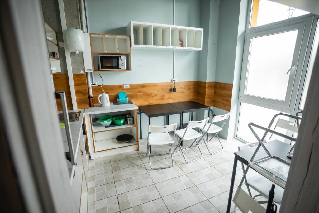 Kuchyň nebo kuchyňský kout v ubytování Capsule Hostel Logistic Vilnius