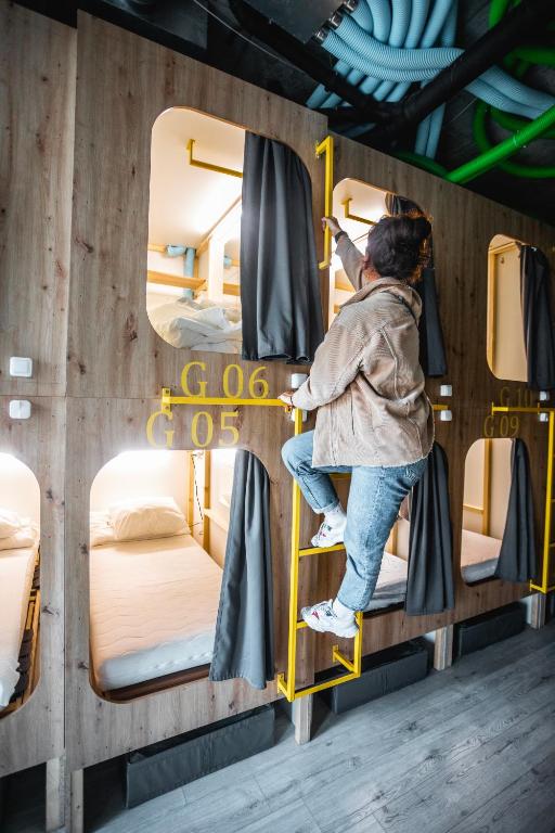 Palanda nebo palandy na pokoji v ubytování Capsule Hostel Logistic Vilnius