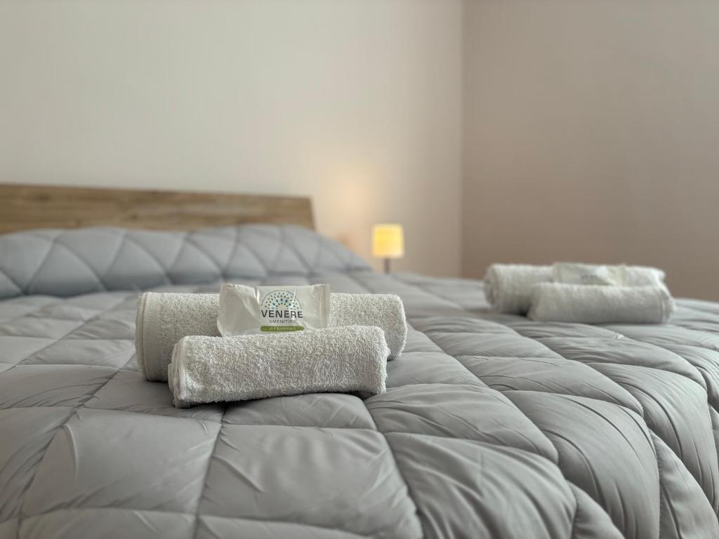 - 2 lits avec des serviettes assises au-dessus dans l'établissement Xiridia House, à Turin