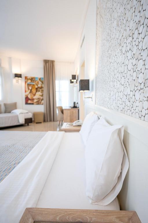 Posteľ alebo postele v izbe v ubytovaní Orizontes Hotel Santorini