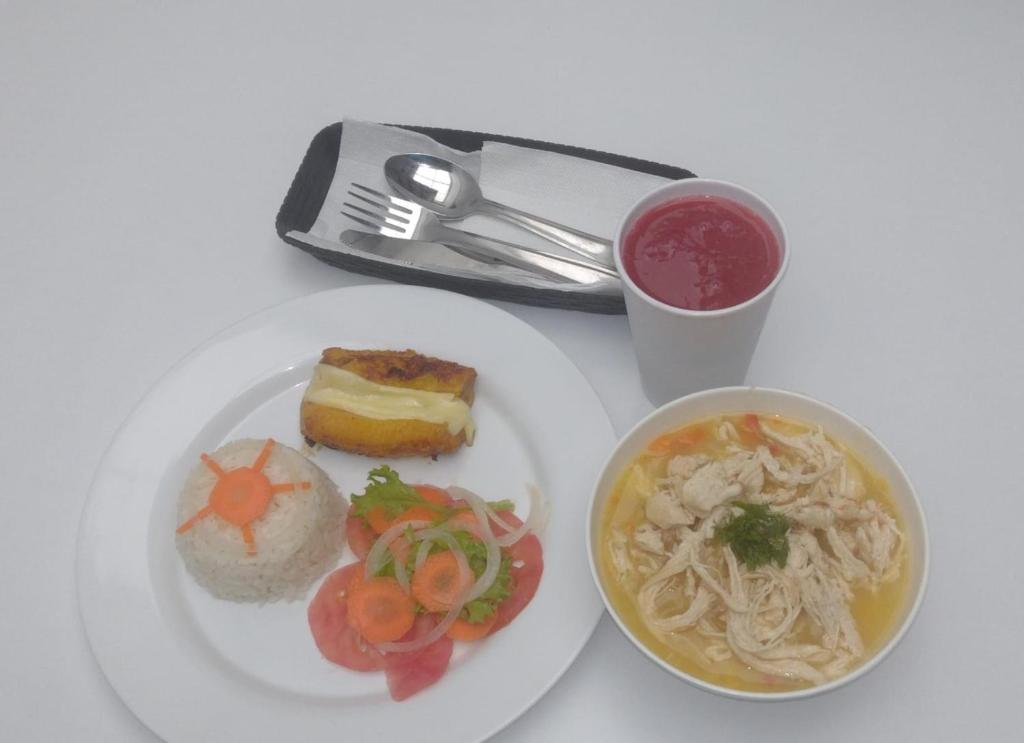 una mesa con un plato de comida y una bebida en HOGAR DE PASO GUARACAO, en Bucaramanga