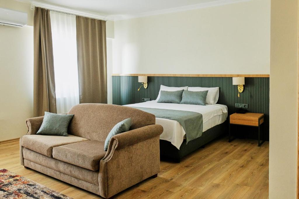 Un pat sau paturi într-o cameră la Grand Keskin Otel