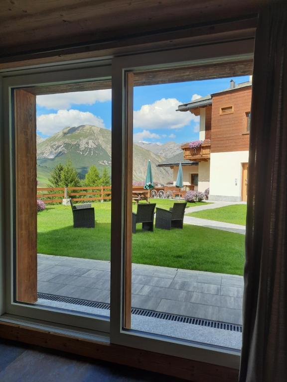 Nespecifikovaný výhled na hory nebo výhled na hory při pohledu z hotelu