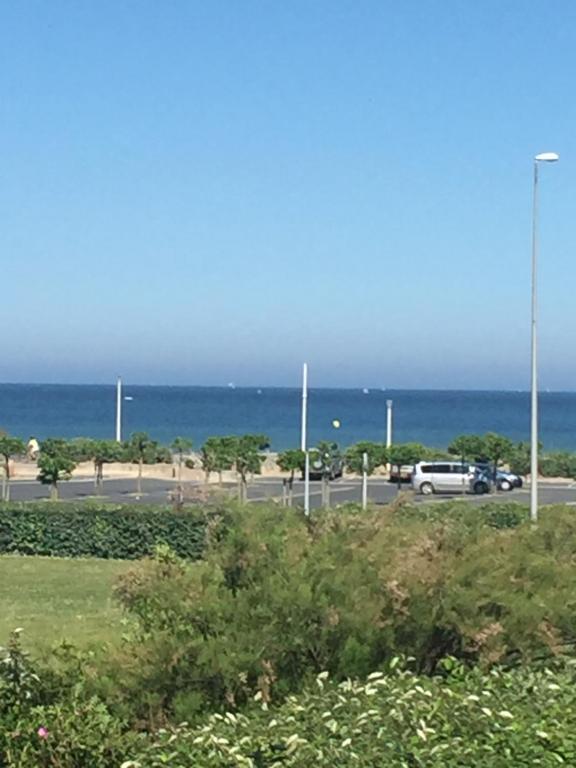 un parking avec l'océan en arrière-plan dans l'établissement Deauville vue mer rue des villas, à Deauville