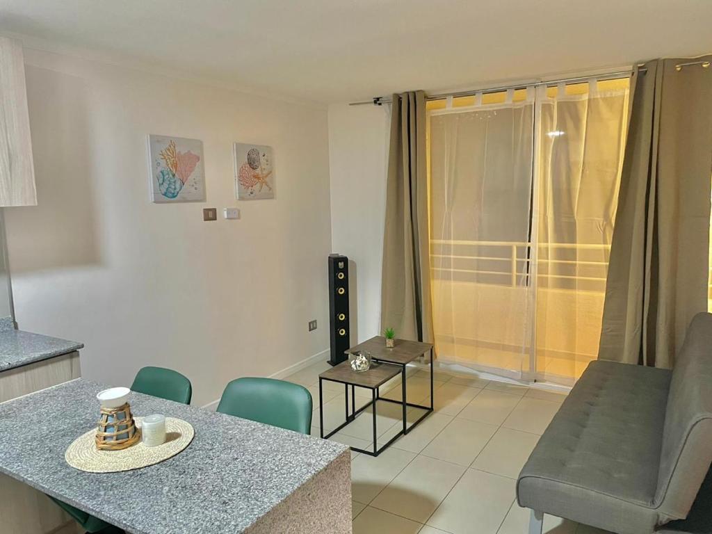 - un petit salon avec une table et des chaises dans l'établissement Apartamento Céntrico 1D-1B, à Antofagasta