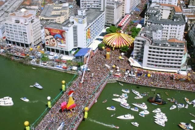 an aerial view of a large crowd of people at a boat race at Casa no coração de Recife para Carnaval in Recife