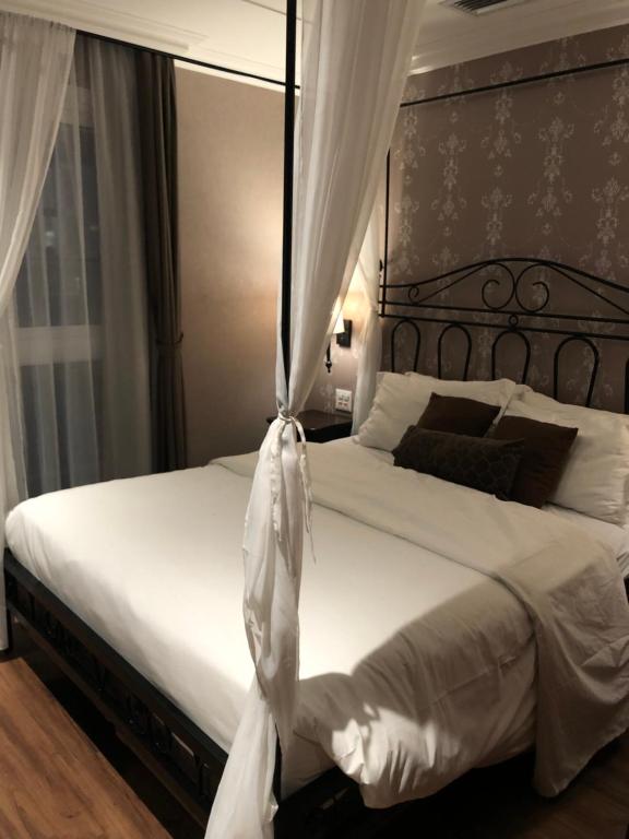- une chambre avec un grand lit blanc à baldaquin dans l'établissement Buona Vitta Gramado Resort Spa, à Gramado