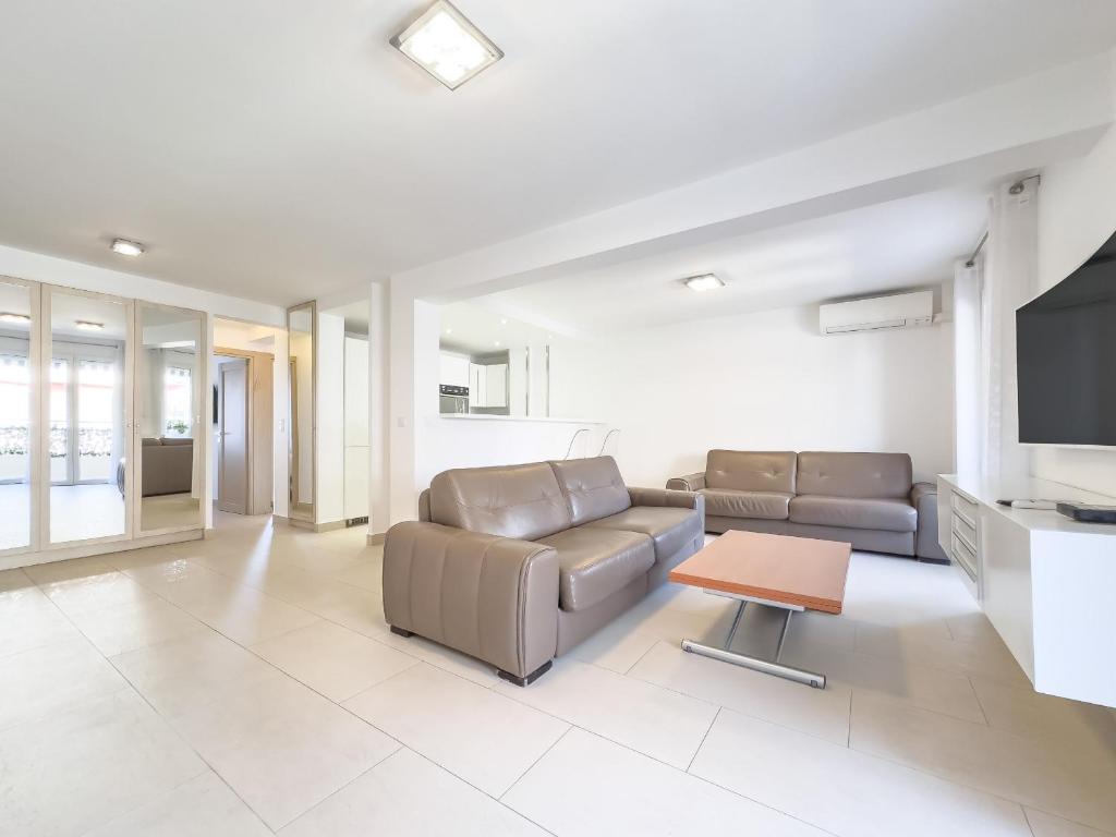 un salon avec deux canapés et une table dans l'établissement Le Maubourg by Winsome Destination, à Cannes