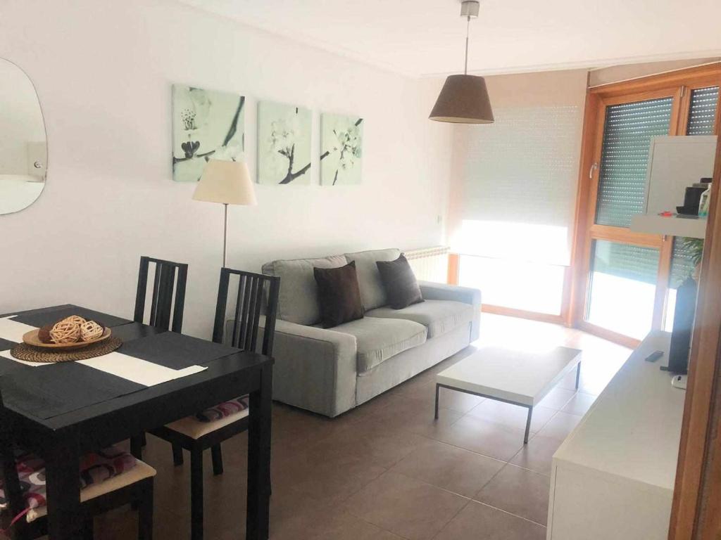een woonkamer met een bank en een tafel bij Apartamento en Santoña in Santoña