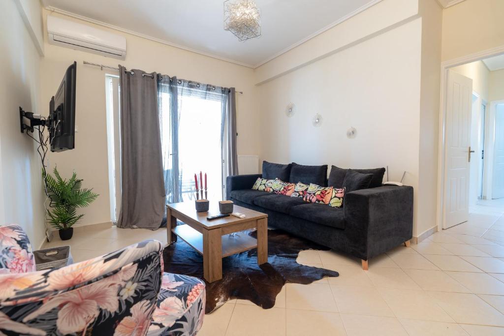 uma sala de estar com um sofá e uma mesa em Koropi 3 bedroom Luxurious Apartment 5 pers- Angel House em Koropíon
