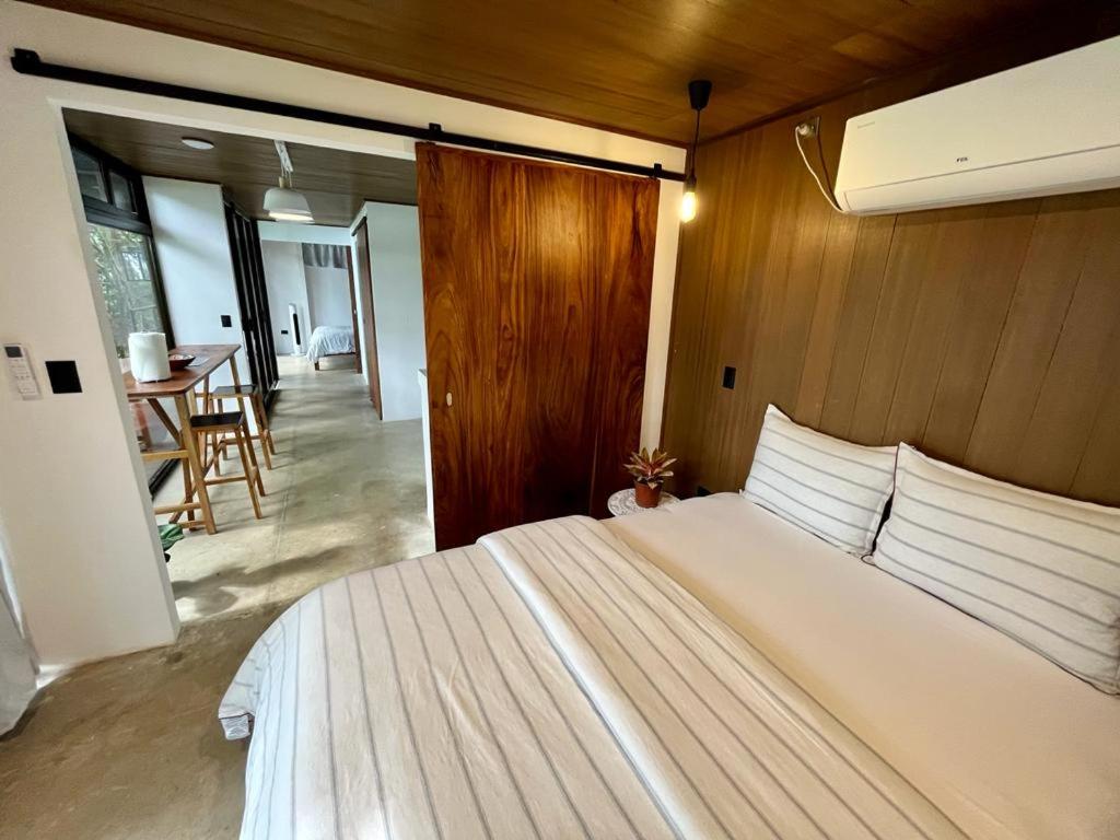 Postel nebo postele na pokoji v ubytování Sweet Jungle Beach