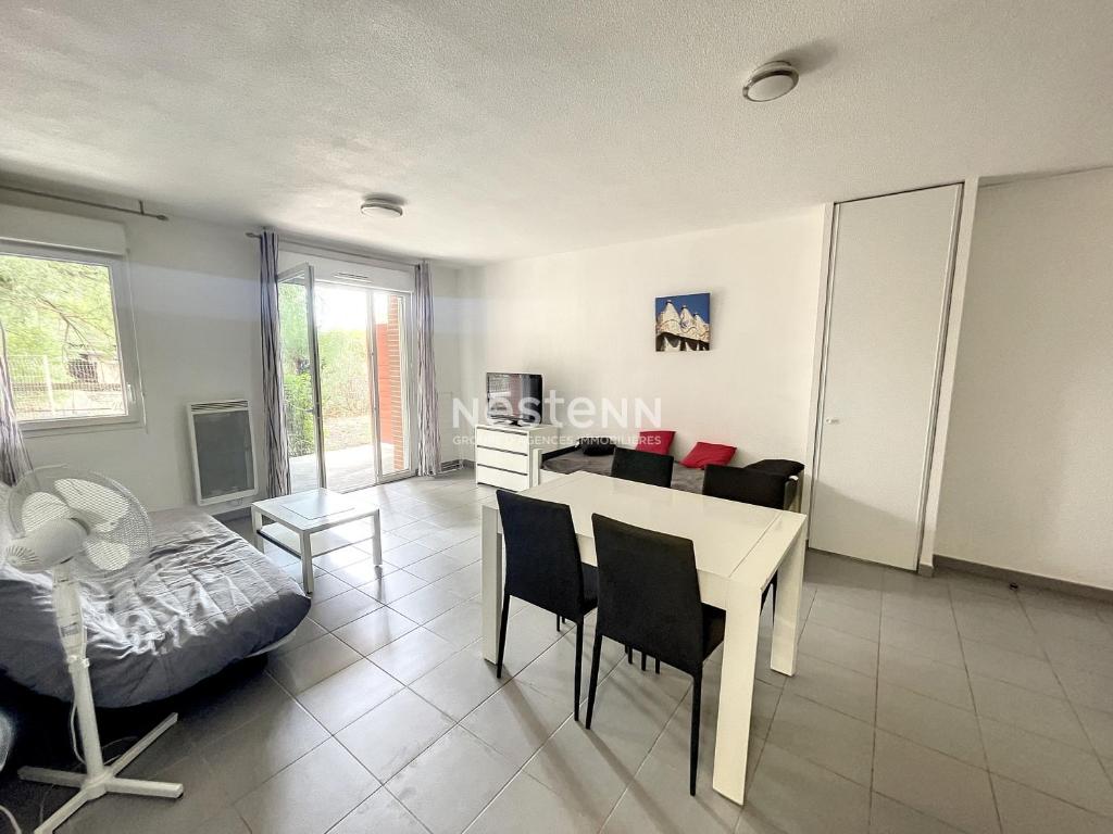ein Wohnzimmer mit einem Tisch und einem Sofa in der Unterkunft 2950-Appartement 4 pers avec piscine in Argelès-sur-Mer