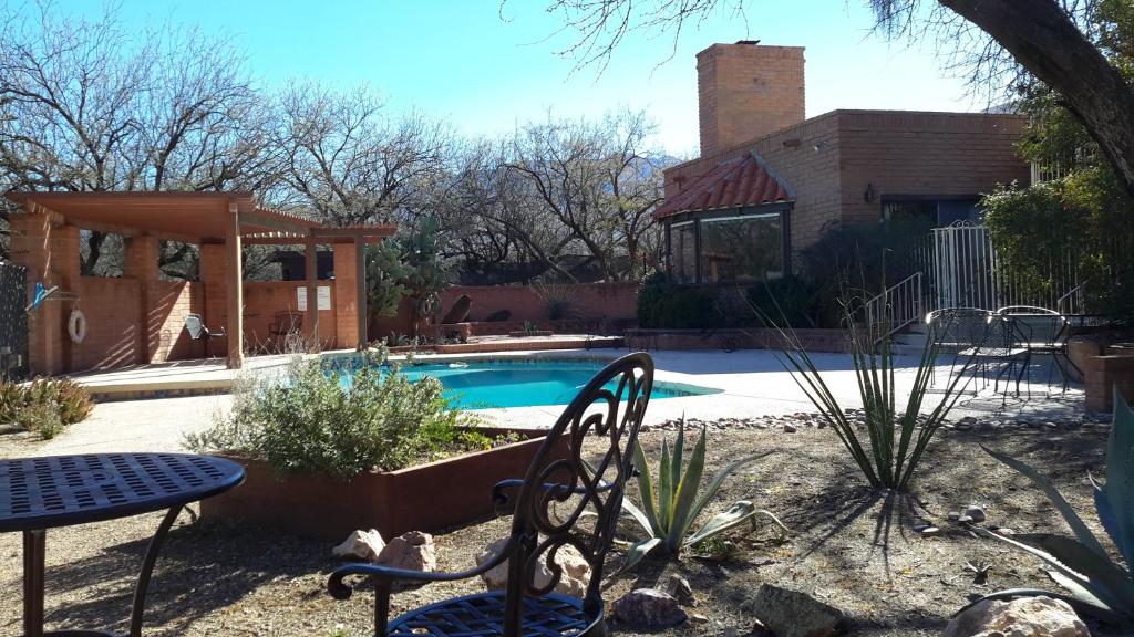 Desert Trails Bed & Breakfast - Chambre Royale Avec Vue De La Piscine