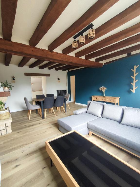 un salon avec un canapé et une table dans l'établissement Maison de campagne, à Sceaux-dʼanjou