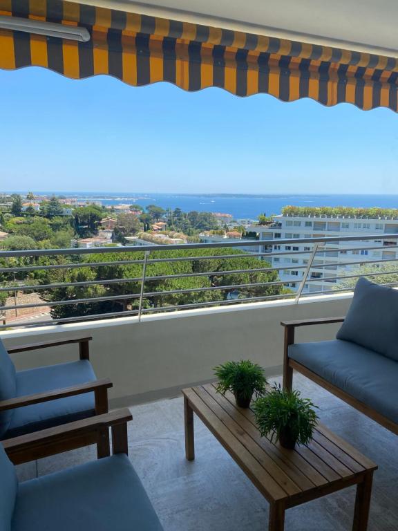 un balcon avec deux chaises et une table et une vue dans l'établissement Cannes vue mer, à Cannes
