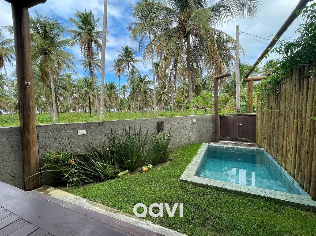 uma piscina no quintal de uma casa com palmeiras em Qavi - Excelente casa com piscina privativa #Lambari06 em São Miguel dos Milagres