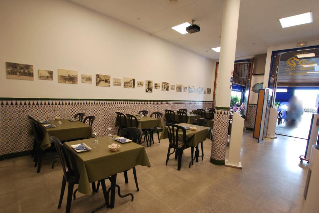 Reštaurácia alebo iné gastronomické zariadenie v ubytovaní Hotel Tres Leones