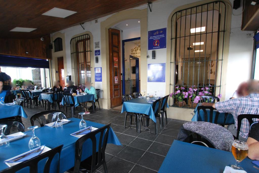 Reštaurácia alebo iné gastronomické zariadenie v ubytovaní Hotel Tres Leones
