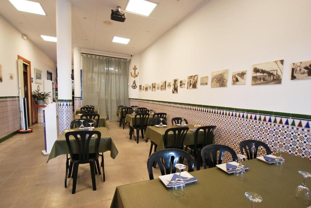 Reštaurácia alebo iné gastronomické zariadenie v ubytovaní Hotel Tres Leones