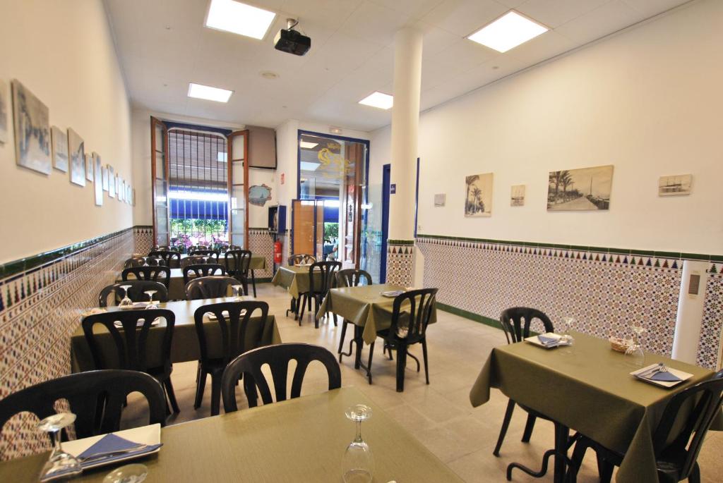 Reštaurácia alebo iné gastronomické zariadenie v ubytovaní Hotel Tres Leones