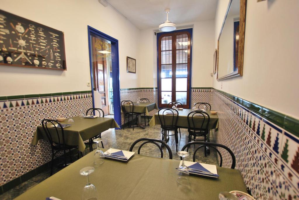 Reštaurácia alebo iné gastronomické zariadenie v ubytovaní Hotel Tres Leones