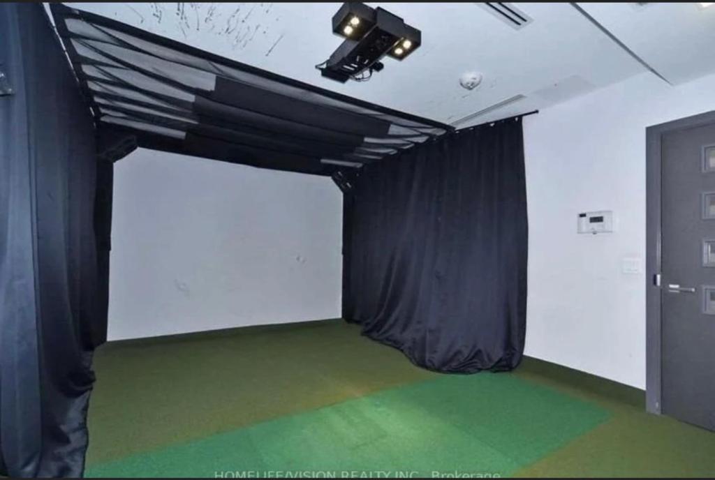una habitación con un escenario con una cortina negra en Fully Equipped 1BR Condo Vaughan - Toronto en Vaughan