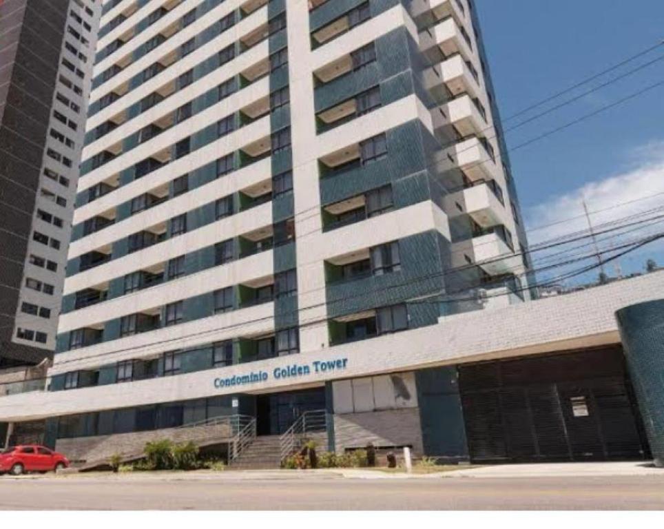 un edificio alto con un letrero que lee el frente del centro de emergencia en 1702 Suite Vista Mar - Golden Tower, en Natal