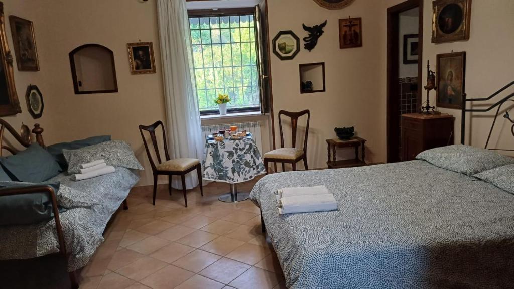 una camera con letto, tavolo e sedie di bed and breakfast Grotta dell'Olio a Sarno