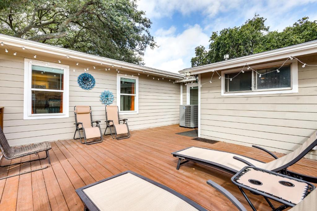 una terraza de madera con sillas y una casa en Galveston Vacation Rental Near Beach and Attractions, en Galveston