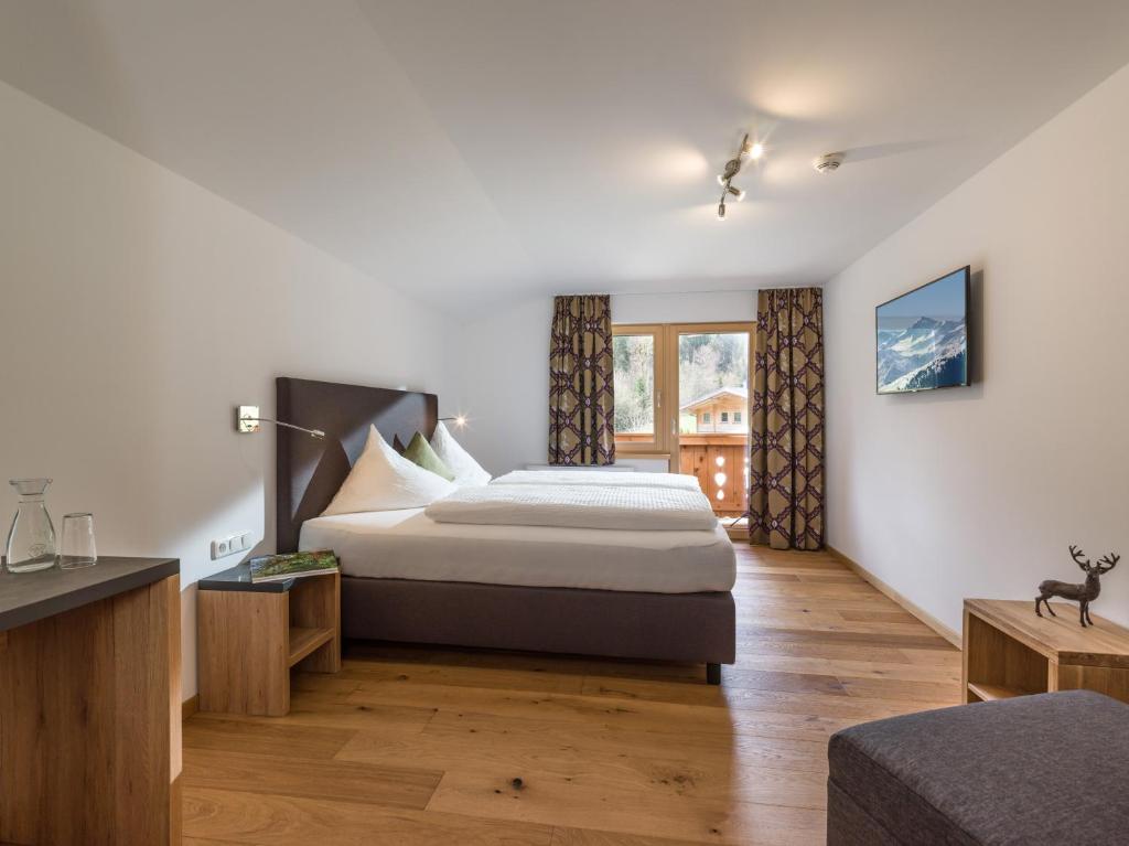 A bed or beds in a room at Gasthaus Steinberg