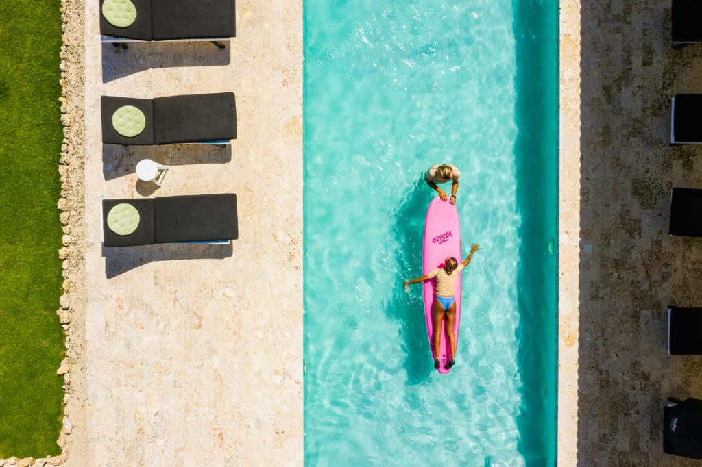Bazén v ubytování El Encuentro Surf Lodge nebo v jeho okolí