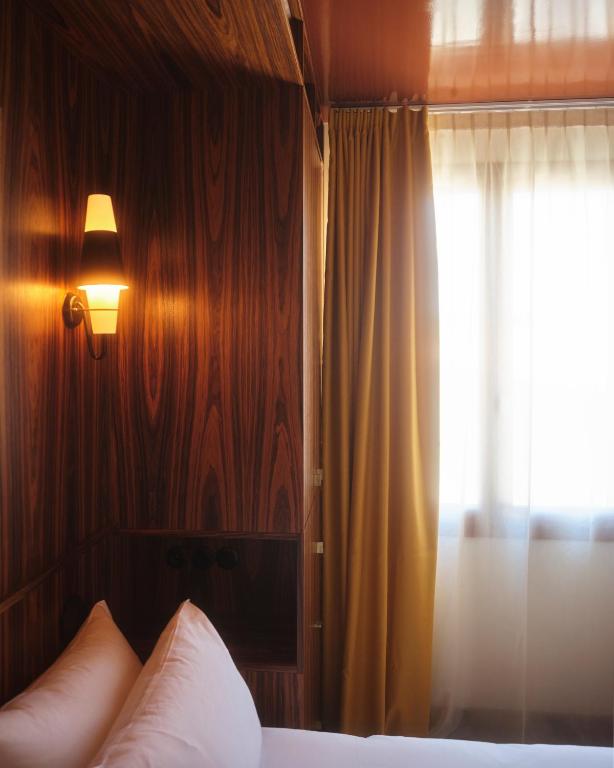 Postel nebo postele na pokoji v ubytování Hôtel Présent - Entrée autonome, réception en ligne - Encore Mieux