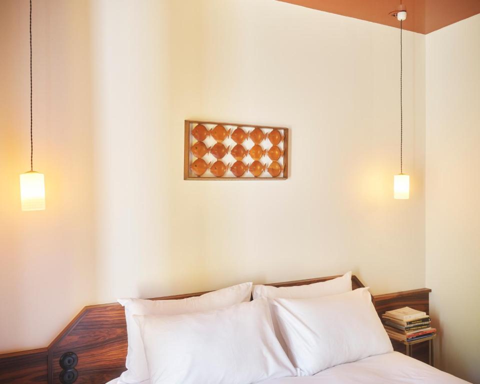 Postel nebo postele na pokoji v ubytování Hôtel Présent - Entrée autonome, réception en ligne - Encore Mieux