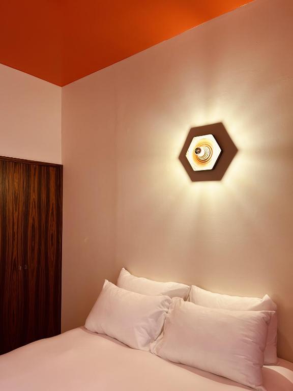 Postel nebo postele na pokoji v ubytování Hôtel Présent - Entrée autonome, réception en ligne - Encore Mieux