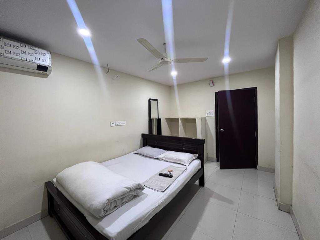 Cama ou camas em um quarto em OYO Flagship Shiva Lodge