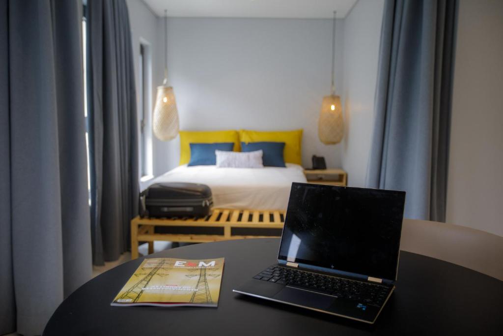 Postel nebo postele na pokoji v ubytování Cowork Lab Suites