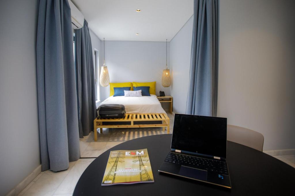 Postel nebo postele na pokoji v ubytování Cowork Lab Suites
