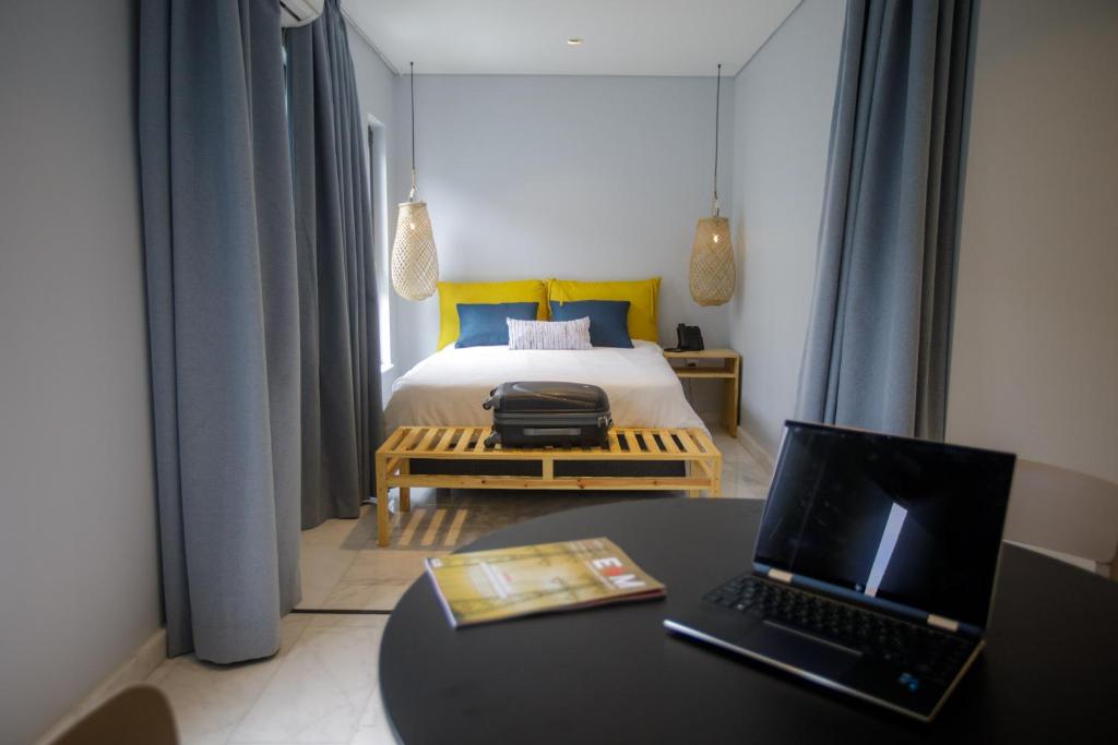 Postel nebo postele na pokoji v ubytování Cowork Lab Suites
