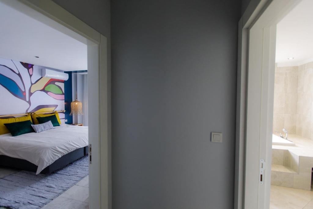 Postel nebo postele na pokoji v ubytování Cowork Lab Suites