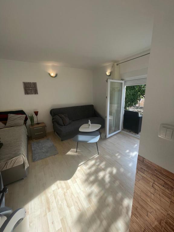 a living room with a couch and a table at La grande bellezza in Martinšćica
